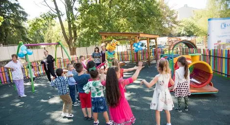 &bdquo;Каолин&ldquo; зарадва 160 деца във Ветово с нова площадка за игра за 50 000 лева