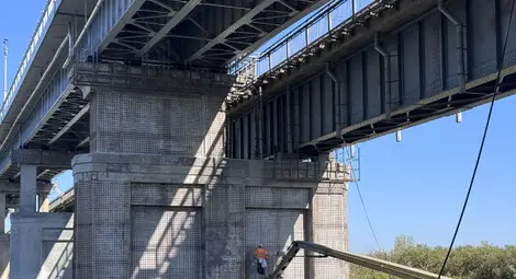 Започна подмяната на стоманобетонните пътни панели в 320-метров участък в посока Румъния на Дунав мост при Русе Започна подмяната на стоманобетонните пътни панели в 320-метров участък в посока Румъния на Дунав мост при Русе