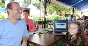 Клиентка ще гледа вкъщи цветен телевизор от „Оптима“