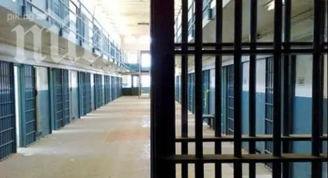 Затворник опита да избяга, наръга старшина Затворник опита да избяга, наръга старшина