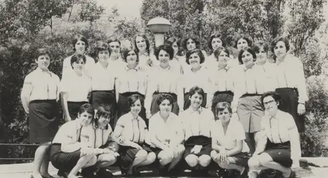 Бивши ученици поздравяват своята 100-годишна класна Божкова