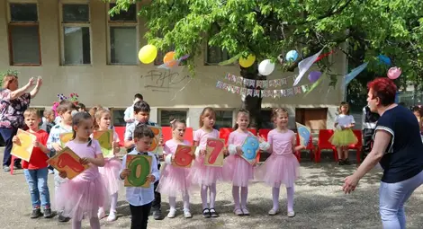 Детска градина "Роза" в Семерджиево изпрати с тържество и сърдечни пожелания бъдещите първокласници /галерия/
