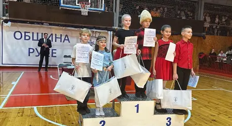 Традиционнното Коледно надиграване на Община Русе събра стотици почитатели на фолклора /галерия/