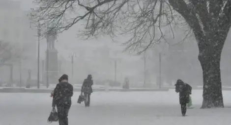 Снегът спира по обед, но... през нощта пак ще завали