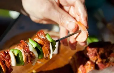 Верига за дюнери подари екскурзия на глобен за оригване австрийски барман