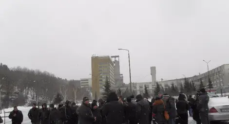 Цистерна едва не прегази протестиращите миньори в Бобов дол