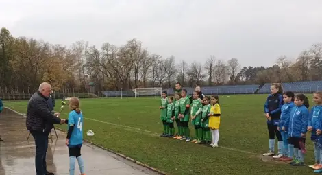 Малките футболистки втори на турнир в Севлиево