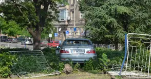 БМВ „паркира“ в градинката до дирекцията на МВР