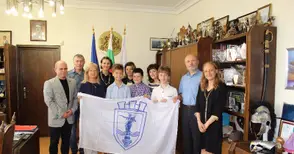 Математици отиват на олимпиада в Сингапур със знамето на Русе