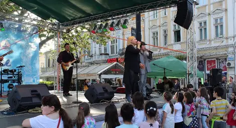 Стотици пяха с любимата Тони Димитрова на площада