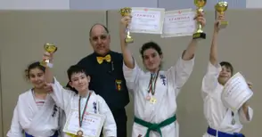 Злато, сребро и два бронза за каратистите на Калинов