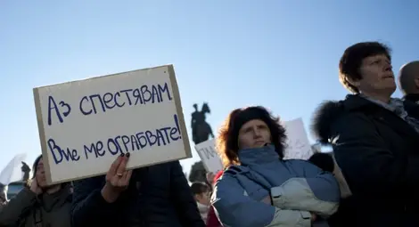 Протестиращи спряха движението пред парламента