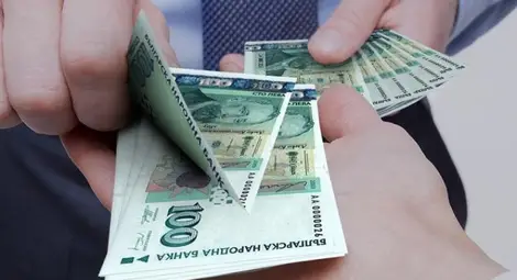 Българите очакват трудни времена и погасяват кредити Българите очакват трудни времена и погасяват кредити