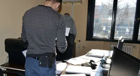 Министерството на финансите предлага данъчните да имат правомощия на полицаи