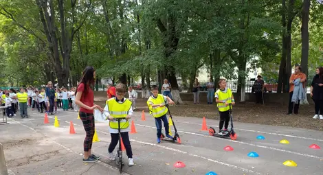 Пазим себе си и другите на пътя - състезание по пътна безопасност в русенското училище "Възраждане"