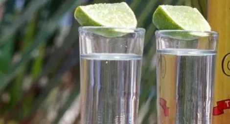 Келнерка сервира 12 текили на 2 ученички в 9 часа сутринта в Разград