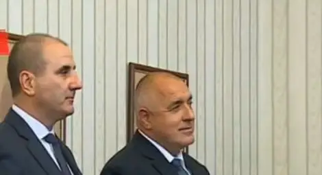 Борисов взе мандата и получи важна заръка от Радев Борисов взе мандата и получи важна заръка от Радев