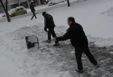 От юг идва още сняг, до довечера ще вали почти над цялата страна От юг идва още сняг, до довечера ще вали почти над цялата страна