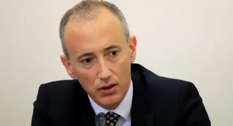 Учениците от 5, 9 и 12 клас се завръщат в класните стаи утре