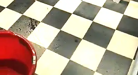 На сцената вместо кукли и актьори има легени. Снимка: Куклен театър-Русе