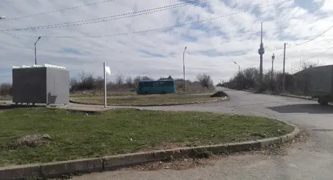 На полянката зад спирката, където обръща 11 автобусна линия, стават силовите състезания с коне и залози, както и търговия с животни. На малката снимка - момент от зверския бой на загубилия кон. Снимка:Димитър ДРАГАНОВ и Ютюб