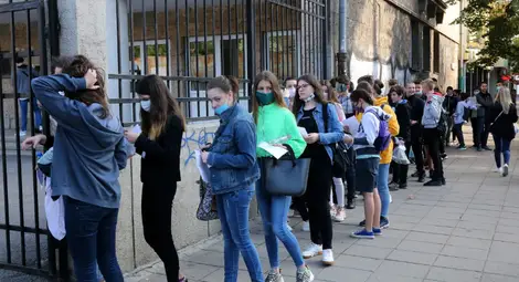 Хиляди ученици и студенти преминават на онлайн обучение