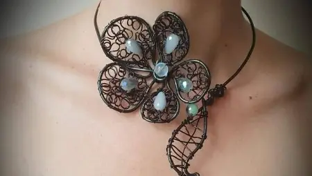 Директорката на Кукления възстановява баланса си, като твори бижута уникати