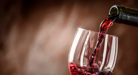 Червеното вино наистина пази сърцето, но е важна мярката. Червеното вино наистина пази сърцето, но е важна мярката.