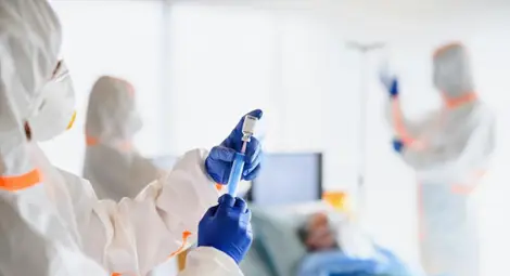 Как пациенти с COVID-19 в Румъния напускат болници