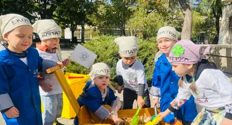 Обновена площадка в акцията на „Празник на квартала – Заедно в Здравец“ /галерия/ Обновена площадка в акцията на „Празник на квартала – Заедно в Здравец“ /галерия/