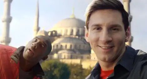 Коби Брайънт и Лионел Меси си устроиха "селфи" състезание Коби Брайънт и Лионел Меси си устроиха "селфи" състезание