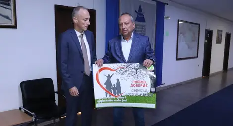 Агресията и борбата със зависимостите бе във фокуса на среща между областния управител Драгомир Драганов и министъра на образованието и науката Красимир Вълчев Агресията и борбата със зависимостите бе във фокуса на среща между областния управител Драгомир Драганов и министъра на образованието и науката Красимир Вълчев