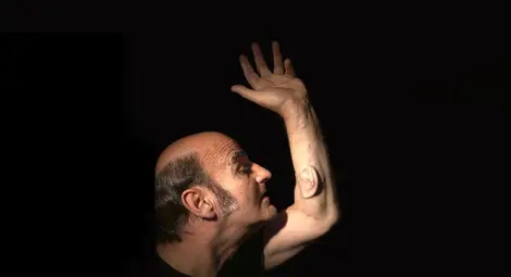 Откачен учен свързва присъденото си ухо към интренет Откачен учен свързва присъденото си ухо към интренет