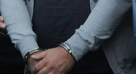 Полицаи арестуваха мъж - помислили, че ги снима с телефон