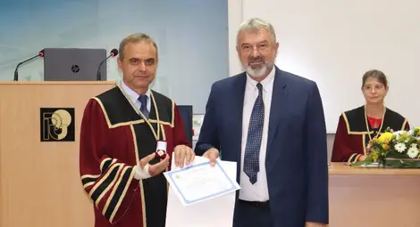 Професор Велизар Павлов от Русенския университет бе удостоен със знака на областния управител Драгомир Драганов Професор Велизар Павлов от Русенския университет бе удостоен със знака на областния управител Драгомир Драганов