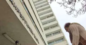 Душено от майка си бебе се бори за живота си в болницата