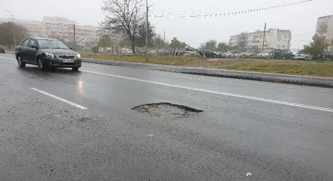 Опасна пропадаща шахта дебне по оживена улица в „Чародейка“ Опасна пропадаща шахта дебне по оживена улица в „Чародейка“