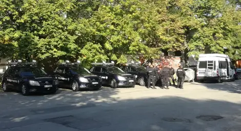 Роми с брадви нападнаха полицията в Гълъбово, жандармерията обгради града