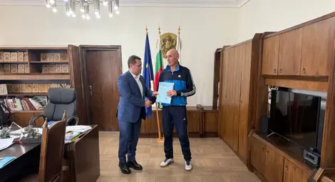 Трима хандбалисти получиха от кмета Пенчо Милков награди за сребърни медали на европейски турнир