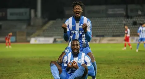 Джони Н&lsquo;Сонде /на земята/ празнува с Елисее Су есенното си попадение във вратата на &bdquo;железничарите&ldquo;. Снимка: Архив