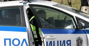Моторист без книжка блъсна полицай