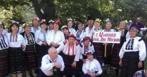 Чилновските баби пеят и наричат  на юбилеен фестивал във Фуенхирола