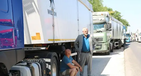 Заради жегите спряха камионите в Русенско,  очакванията са живакът да надхвърли 40 градуса тези дни