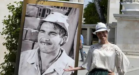 Веселина Господинова до портрета на баща си - актьора Кирил Господинов - Баш Майстора.                     Снимка: Личен архив