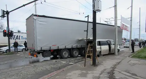 Тир смаза два автомобила и прати трима души в болница