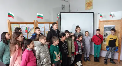 Деца от Ценовско рисуваха Васил Левски