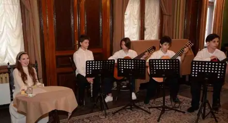 Китари и флейта оцветиха  приказките на Лейди Пол