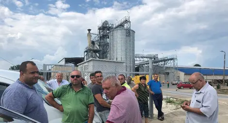 Управители на фирми и жители на Борисово се събраха на спонтанен протест.                                                       Снимка: &bdquo;Утро&ldquo;