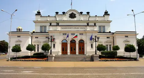 Депутатите полагат клетва, посрещат ги с червен килим