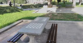 Поставиха пейки с маси за шах и табла  на площада и в Парка на младежта